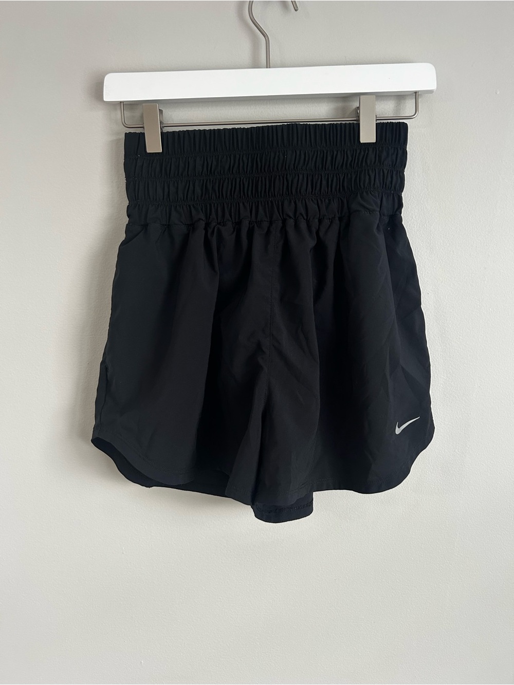 Nike One Women’s Dri-FIT Ultra High-Waisted 3” Brief-Lined Shorts Size M - Picture 3 of 5